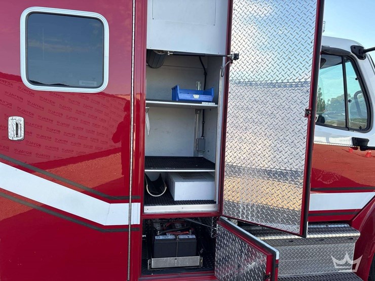 2015-freightliner-m2-106-image-45