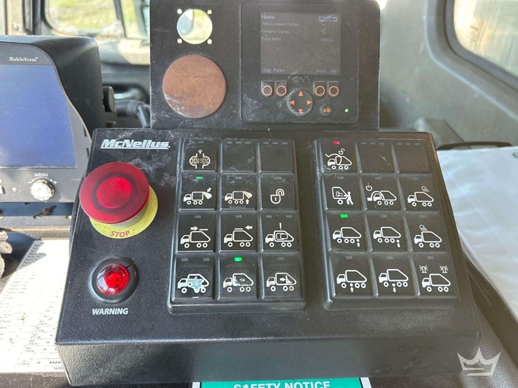 2015-peterbilt-320-image-14