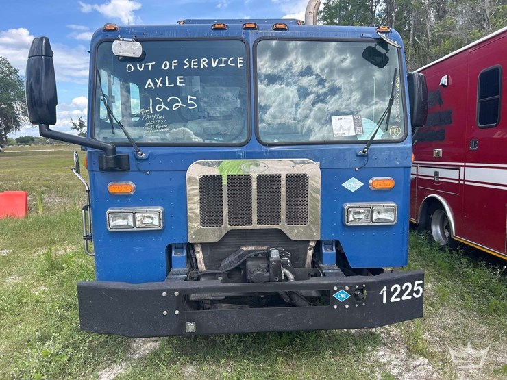 2017-peterbilt-320-image-23