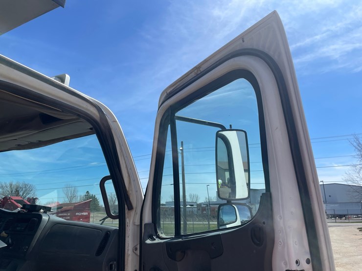 #4015-•-2004-freightliner-dump-truck-(has-wi-title)-image-107
