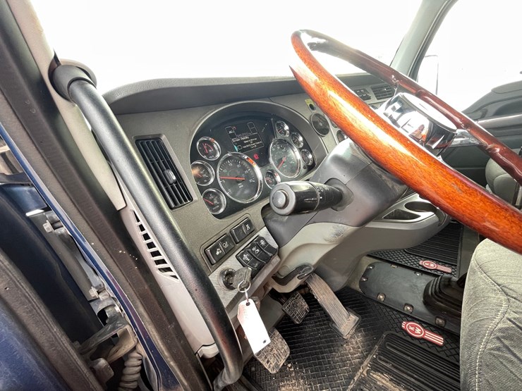2015-kenworth-t880-image-89