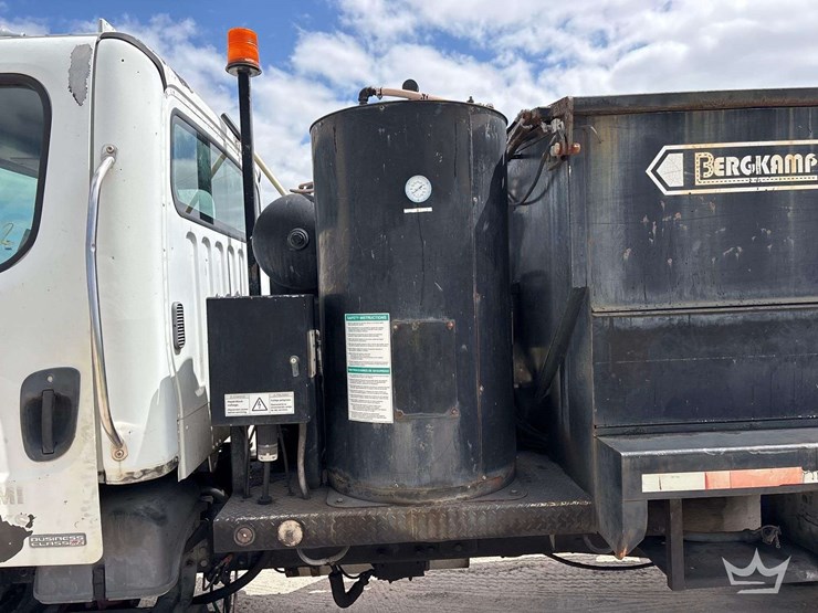 2007-freightliner-m2-106-image-17