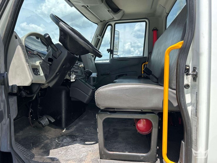 2014-international-durastar-4300-image-11
