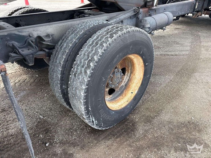 2015-freightliner-m2-106-image-54