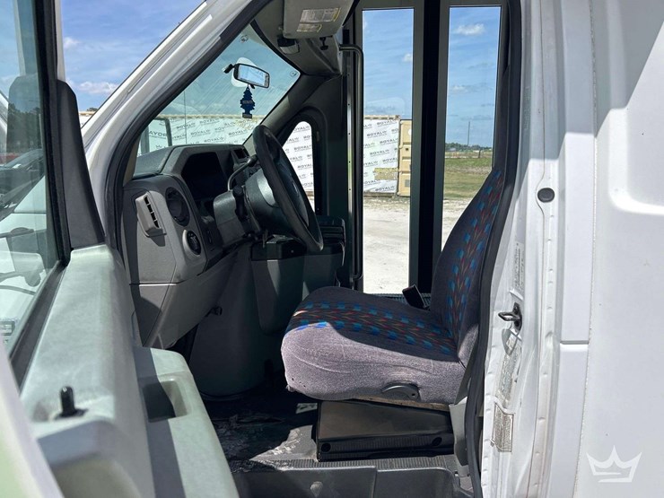 2013-ford-e450-image-12
