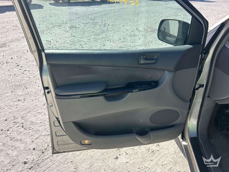 2004-toyota-sienna-image-14