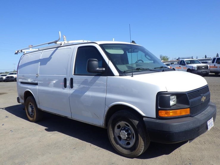 2016-chevrolet-express-2500-image-2