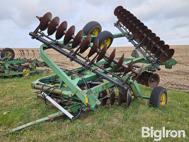 john-deere-220-image-1