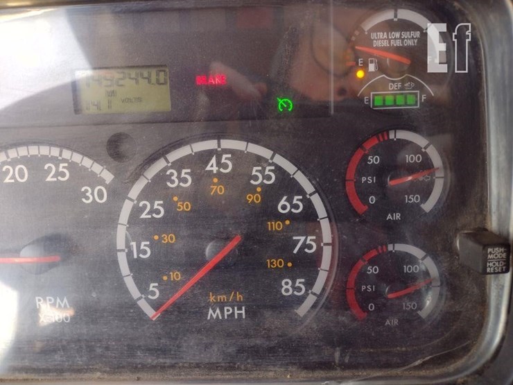 2015-freightliner-business-class-m2-106-image-9