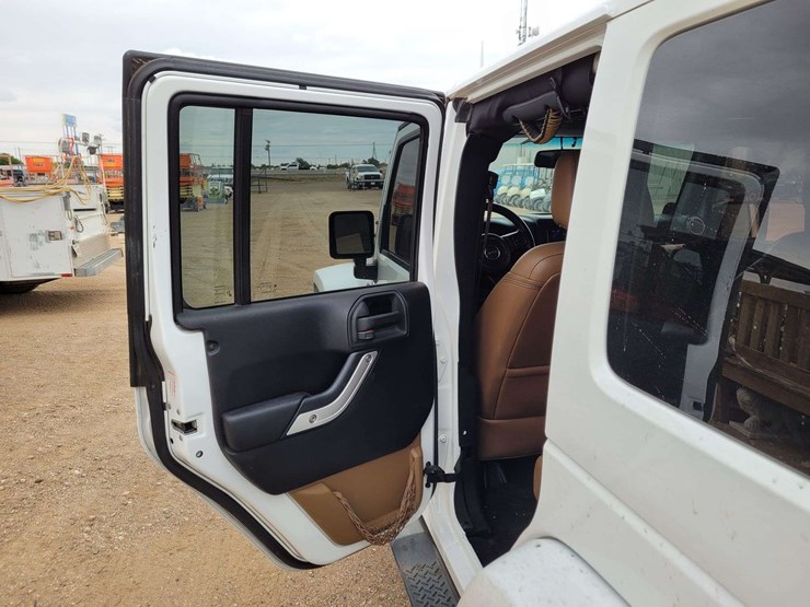 2014-jeep-wrangler-unlimited-sahara-image-9