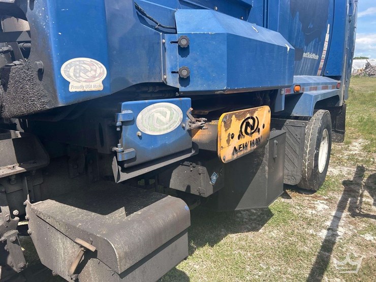 2017-peterbilt-320-image-12