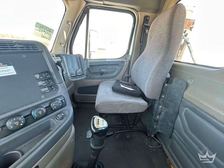 2012-freightliner-cascadia-125-image-20