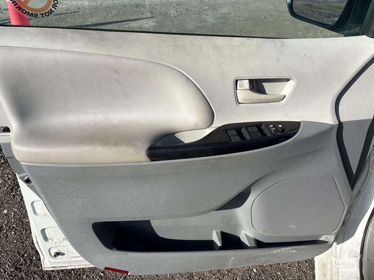 2013-toyota-sienna-image-12