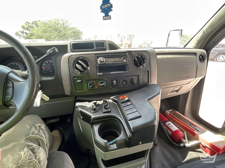 2013-ford-e450-image-17