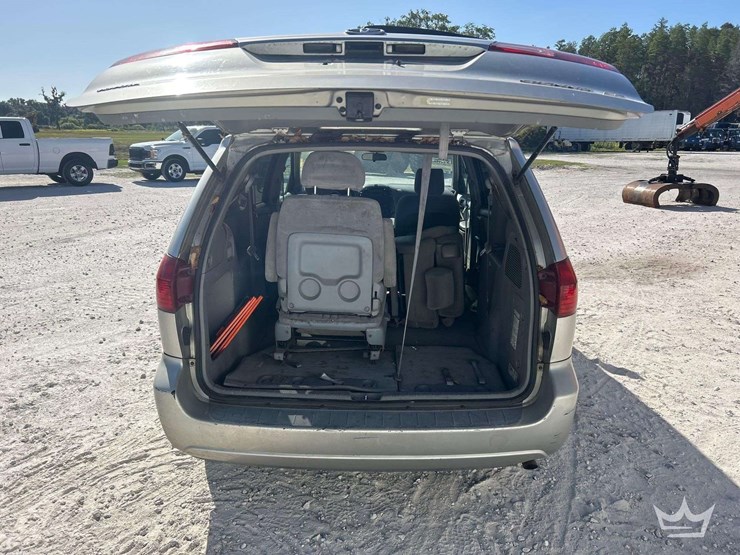 2004-toyota-sienna-image-19