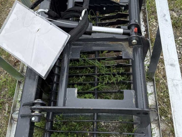 #79-•-44"-mini-skid-steer-rock-grapple---mrb-72-44w-image-1