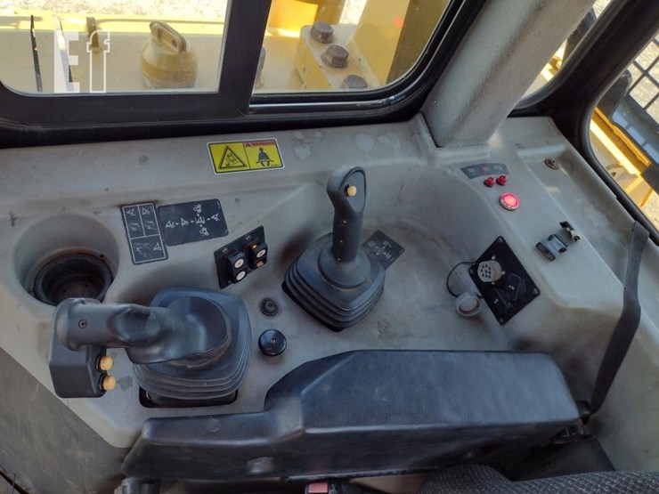 2014-caterpillar-d6t-xw-image-10