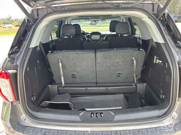 2021-ford-explorer-image-27