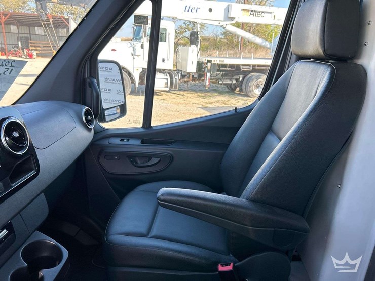 2021-mercedes-benz-sprinter-4500-image-18