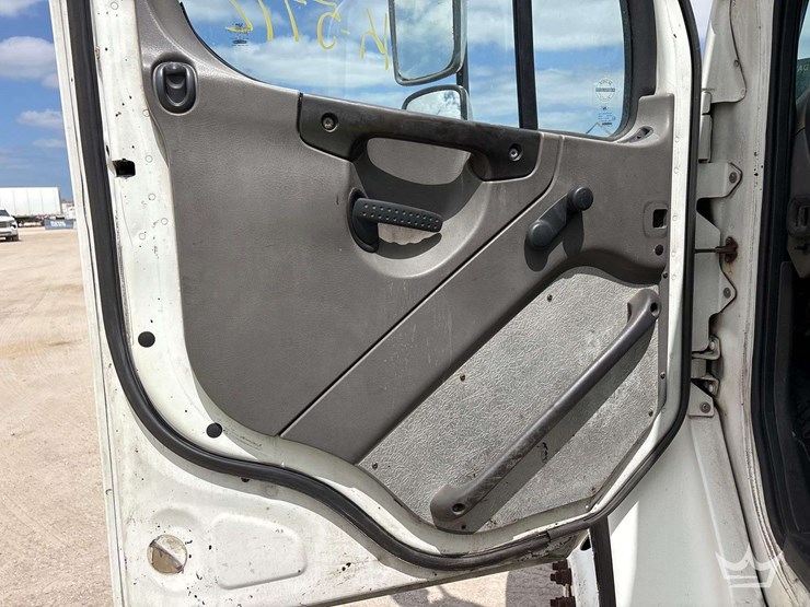 2007-freightliner-m2-106-image-28