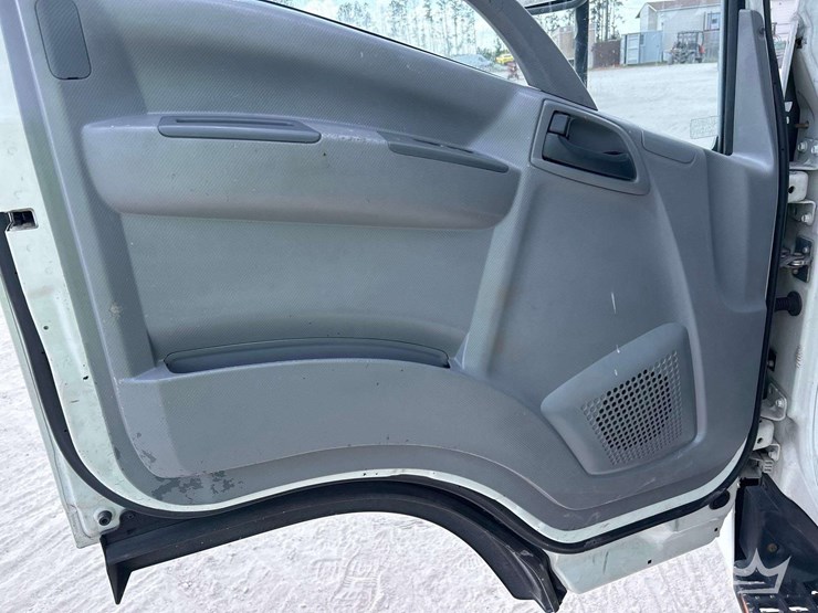2015-isuzu-npr-image-14