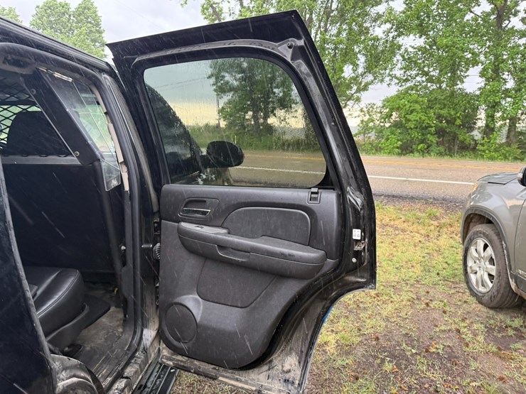 2011-chevrolet-tahoe-image-18