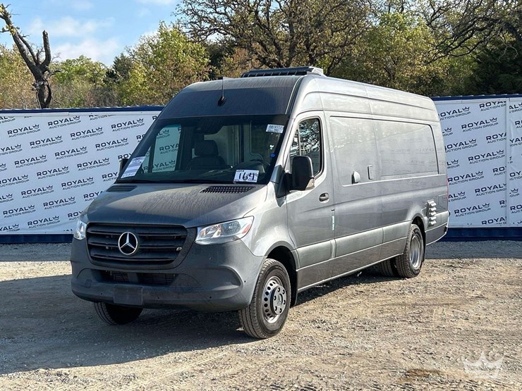 2021-mercedes-benz-sprinter-4500-image-1