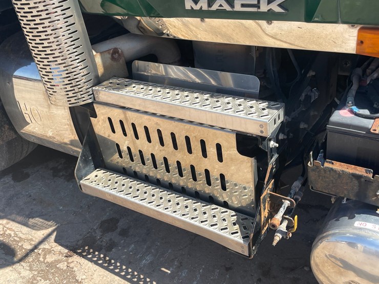 #4014-•-2013-quad-axle-mack-dump-truck-(has-wi-title)-image-75