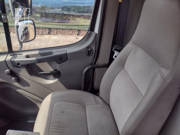 2007-freightliner-business-class-m2-106-image-10