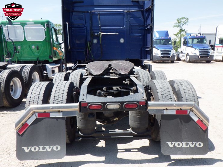 2022-volvo-vnl860-image-8