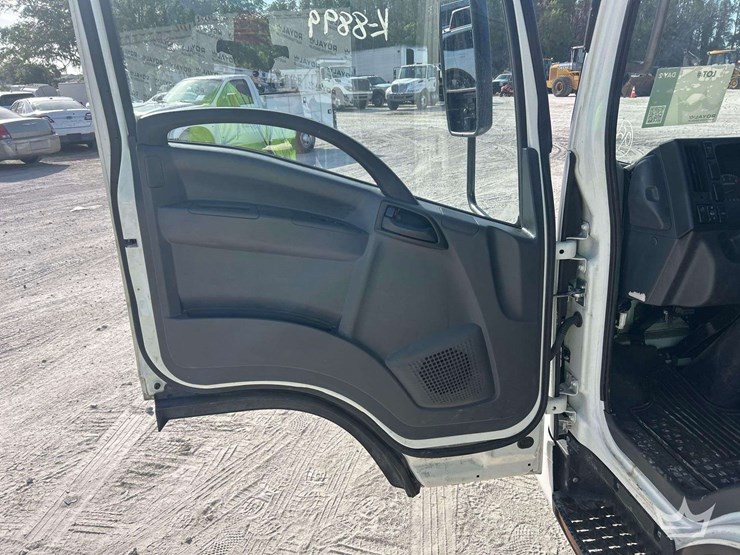 2023-isuzu-npr-image-13