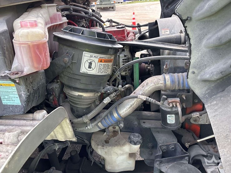 2015-freightliner-m2-106-image-15