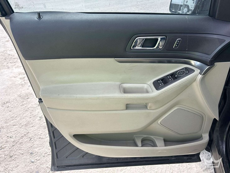 2015-ford-explorer-image-11