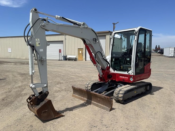 2020-takeuchi-tb240-image-1