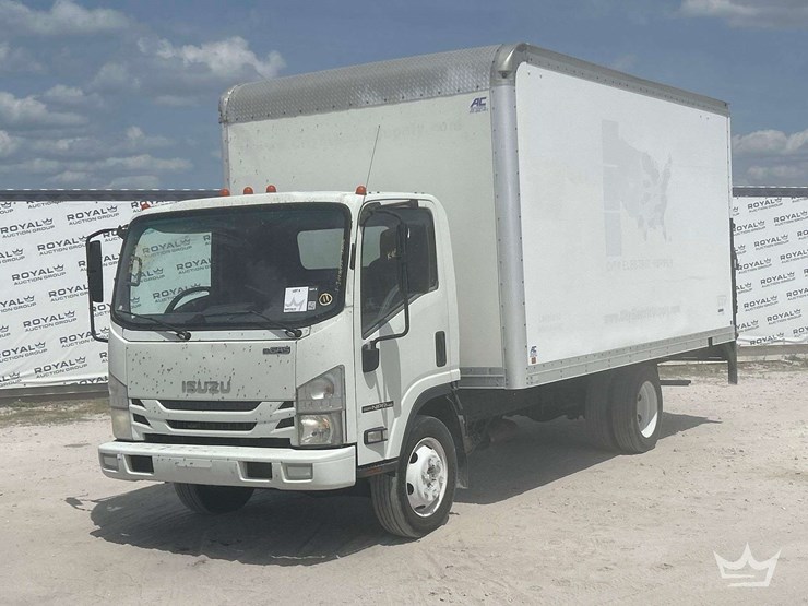 2015-isuzu-npr-image-1