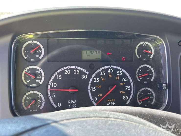 2010-freightliner-m2-106-image-14