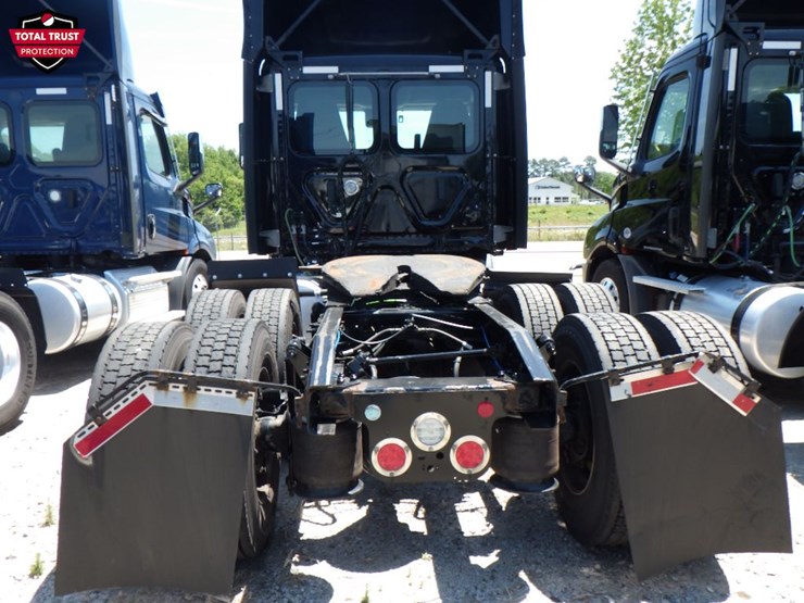 2022-freightliner-cascadia-116-image-8