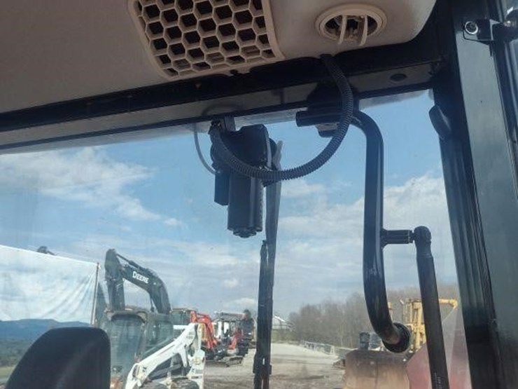 2022-massey-ferguson-4707-image-12