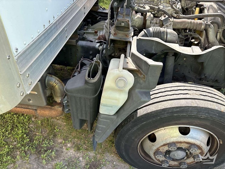 2012-mitsubishi-fuso-fec72s-image-15