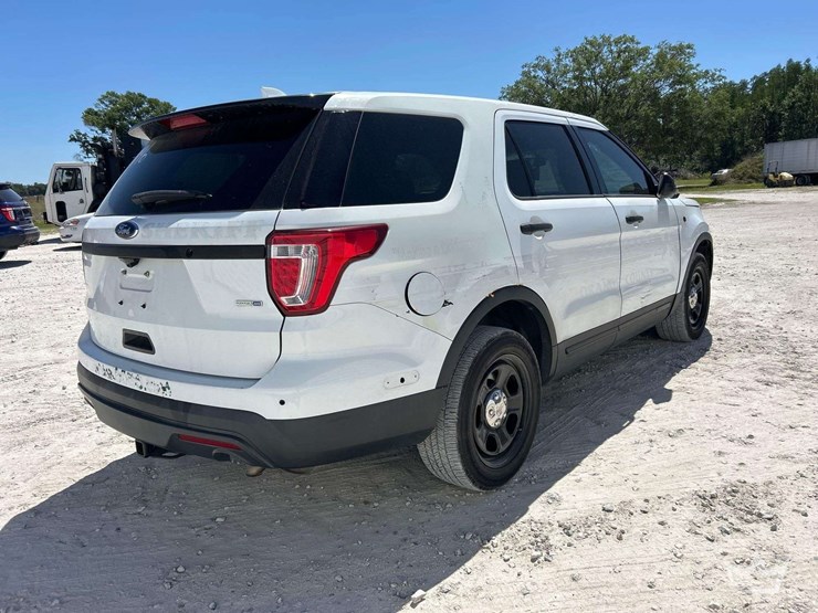 2016-ford-explorer-image-3