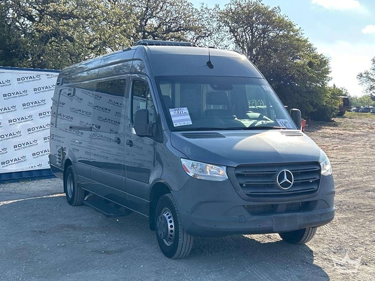 2021-mercedes-benz-sprinter-4500-image-2