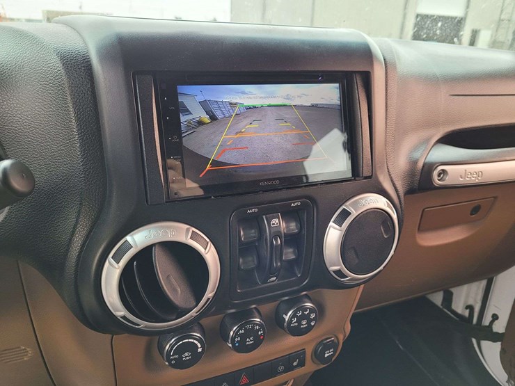 2014-jeep-wrangler-unlimited-sahara-image-19
