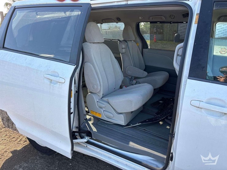 2013-toyota-sienna-image-22
