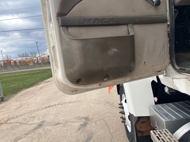 #4030-•-2005-mack-tractor-unit-18-image-71