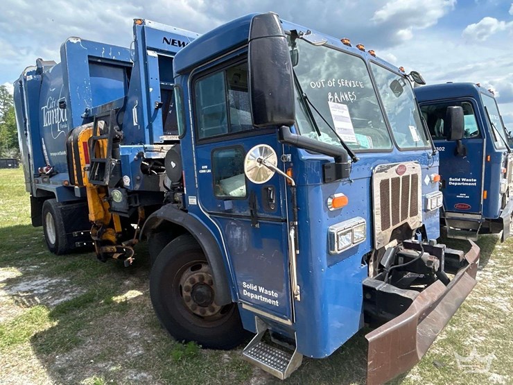 2017-peterbilt-320-image-2