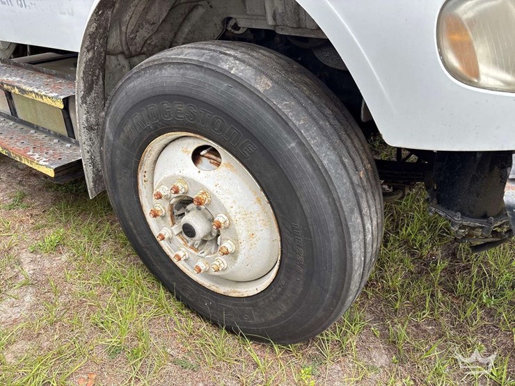 2010-freightliner-m2-106-image-50