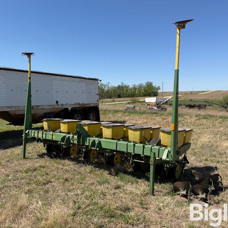 JOHN DEERE 7100