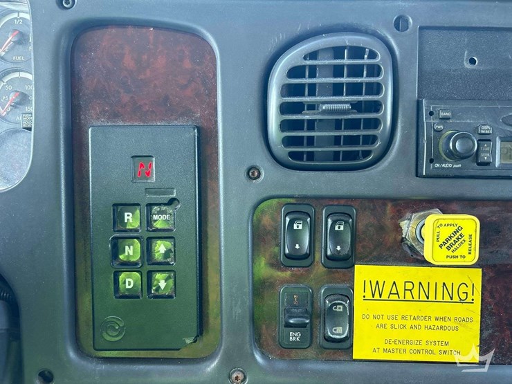 2005-freightliner-fld120-image-15