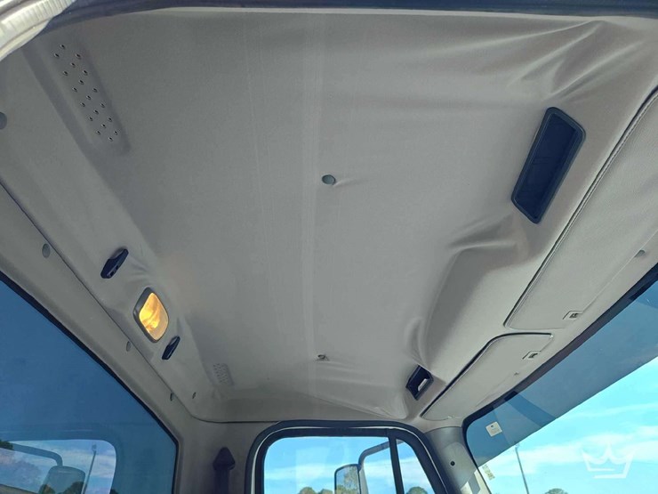2016-freightliner-m2-106-image-27