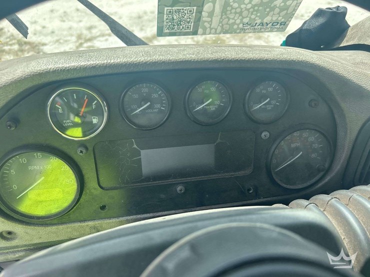 2017-peterbilt-320-image-8